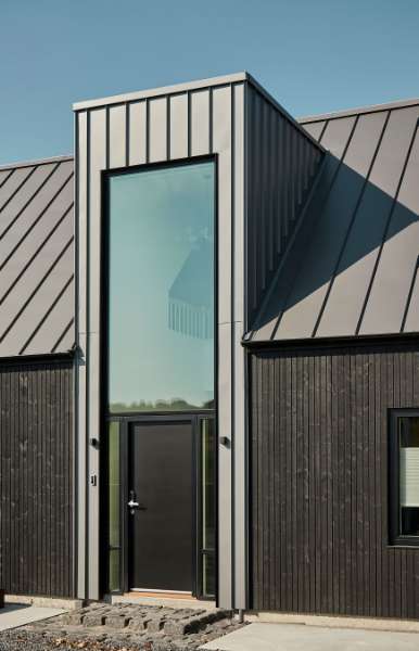 Flaget er hejst for det nye hus med det populære ståltag, Brådalvej 25, 9210 Aalborg SØ